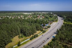 Продаж ділянки під забудову з комунікаціями, лісом та виходом на Блакитне озеро! фото 1 Продаж ділянки під забудову з комунікаціями, лісом та виходом на Блакитне озеро! фото 1